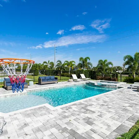 Beatiful Single Home With Private Pool
